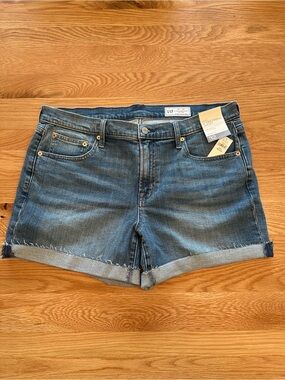 NWT GAP 5 Inch Girlfriend Short